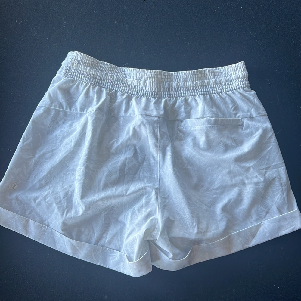 Lululemon Light Grey Pattern Shorts - image 2